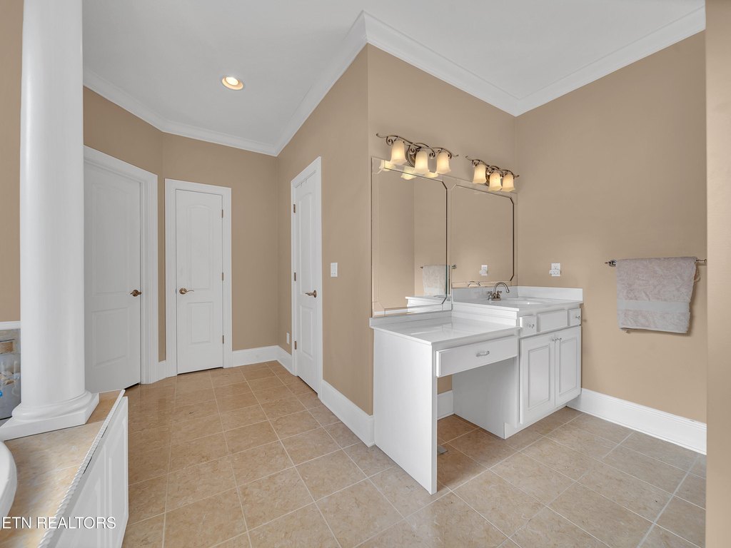 Lenoir City, Tennessee, 37772, United States, 5 Bedrooms Bedrooms, ,4.5 BathroomsBathrooms,Residential,Forsale,1999466