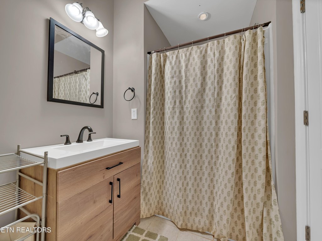 Lenoir City, Tennessee, 37772, United States, 5 Bedrooms Bedrooms, ,4.5 BathroomsBathrooms,Residential,Forsale,1999466