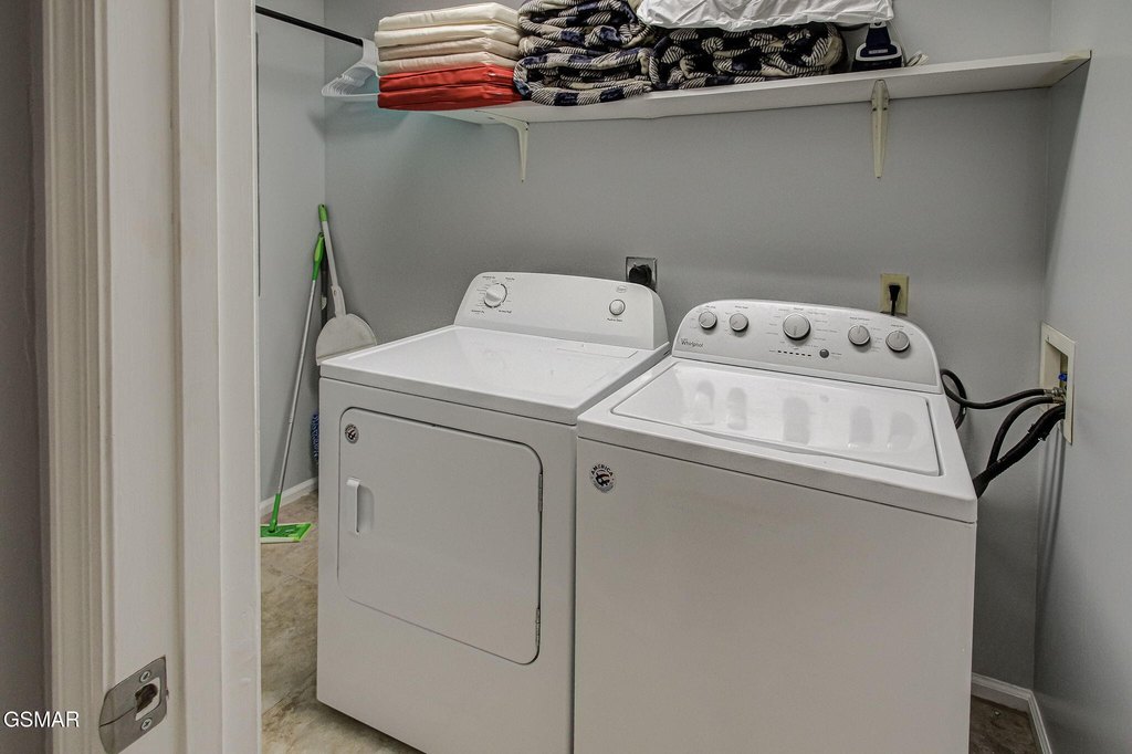 Gatlinburg, Tennessee, 37738, United States, 5 Bedrooms Bedrooms, ,2 BathroomsBathrooms,Residential,Forsale,1999457