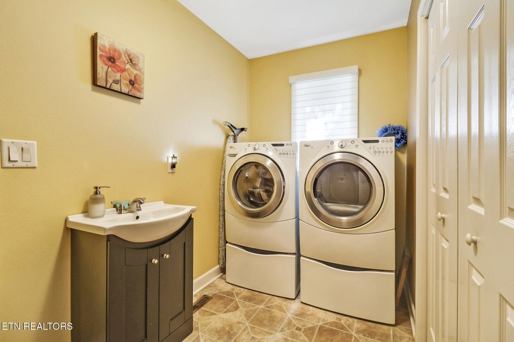 Crossville, Tennessee, 38558, United States, 3 Bedrooms Bedrooms, ,2 BathroomsBathrooms,Residential,Forsale,1952855