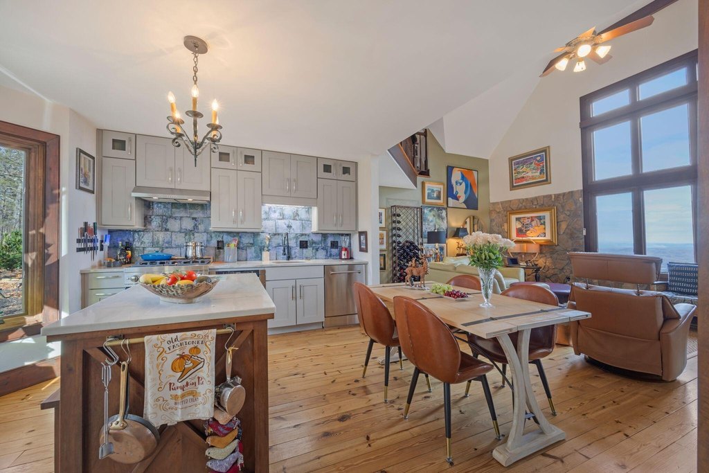 Rising Fawn, Georgia, 30738, United States, 2 Bedrooms Bedrooms, ,2 BathroomsBathrooms,Residential,Forsale,2004662