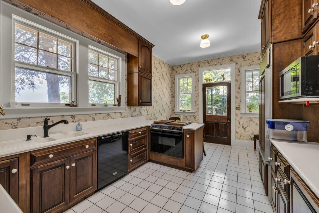 Chattanooga, Tennessee, 37404, United States, 5 Bedrooms Bedrooms, ,4 BathroomsBathrooms,Residential,Forsale,1963589