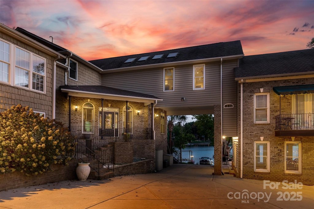 Clover, South Carolina, 29710, United States, 5 Bedrooms Bedrooms, ,7.5 BathroomsBathrooms,Residential,Forsale,2004572