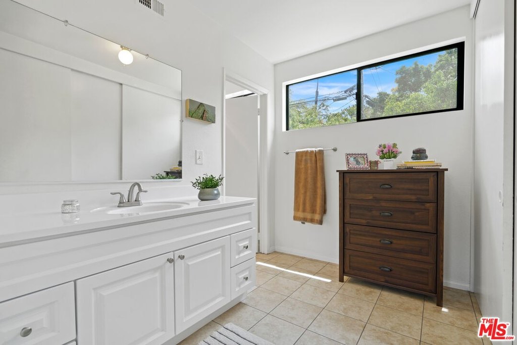 Malibu, California, 90265, United States, 3 Bedrooms Bedrooms, ,2 BathroomsBathrooms,Residential,Forsale,2009618