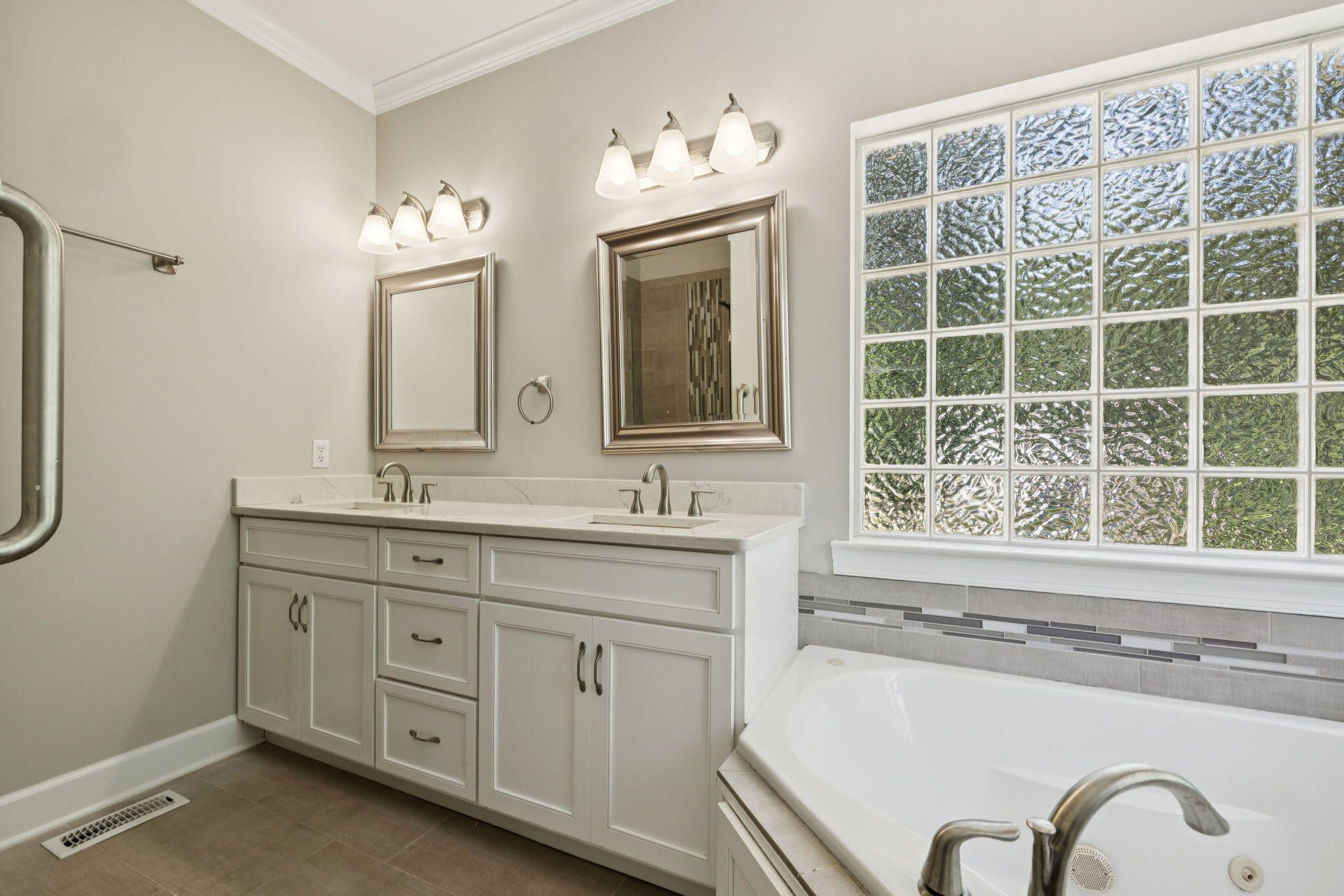 Harrison, Tennessee, 37341, United States, 4 Bedrooms Bedrooms, ,3 BathroomsBathrooms,Residential,Forsale,1946803