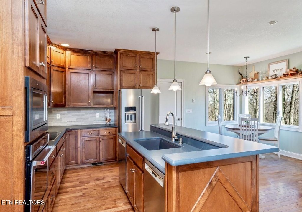 Kingston, Tennessee, 37763, United States, 4 Bedrooms Bedrooms, ,3.5 BathroomsBathrooms,Residential,Forsale,1893802