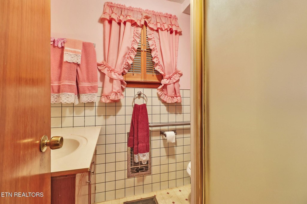 Crossville, Tennessee, 38555, United States, 3 Bedrooms Bedrooms, ,2 BathroomsBathrooms,Residential,Forsale,1952854