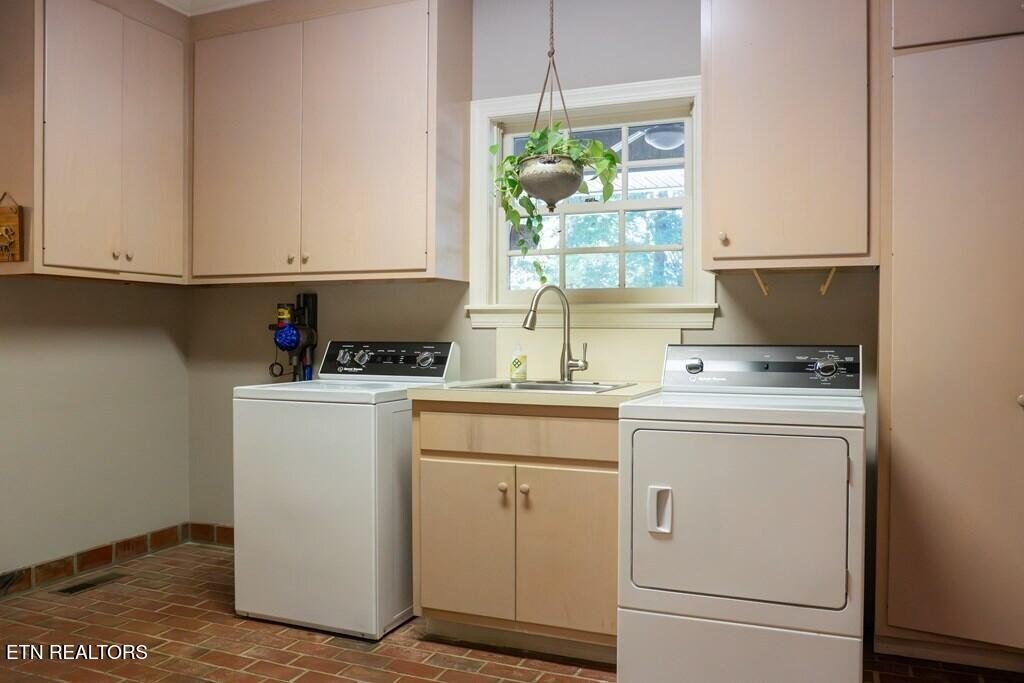 Livingston, Tennessee, 38570, United States, 3 Bedrooms Bedrooms, ,4.5 BathroomsBathrooms,Residential,Forsale,1952671