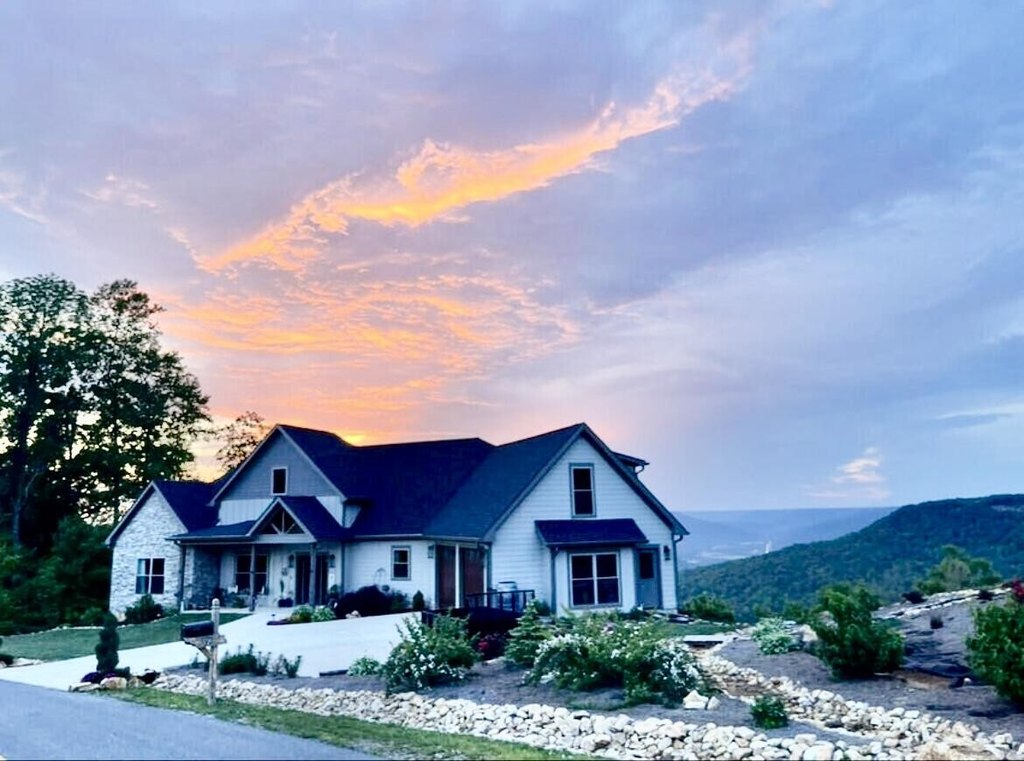 Jasper, Tennessee, 37347, United States, 4 Bedrooms Bedrooms, ,4 BathroomsBathrooms,Residential,Forsale,1963565