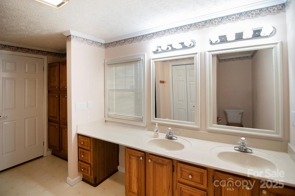 Hendersonville, North Carolina, 28792, United States, 3 Bedrooms Bedrooms, ,3 BathroomsBathrooms,Residential,Forsale,1960261