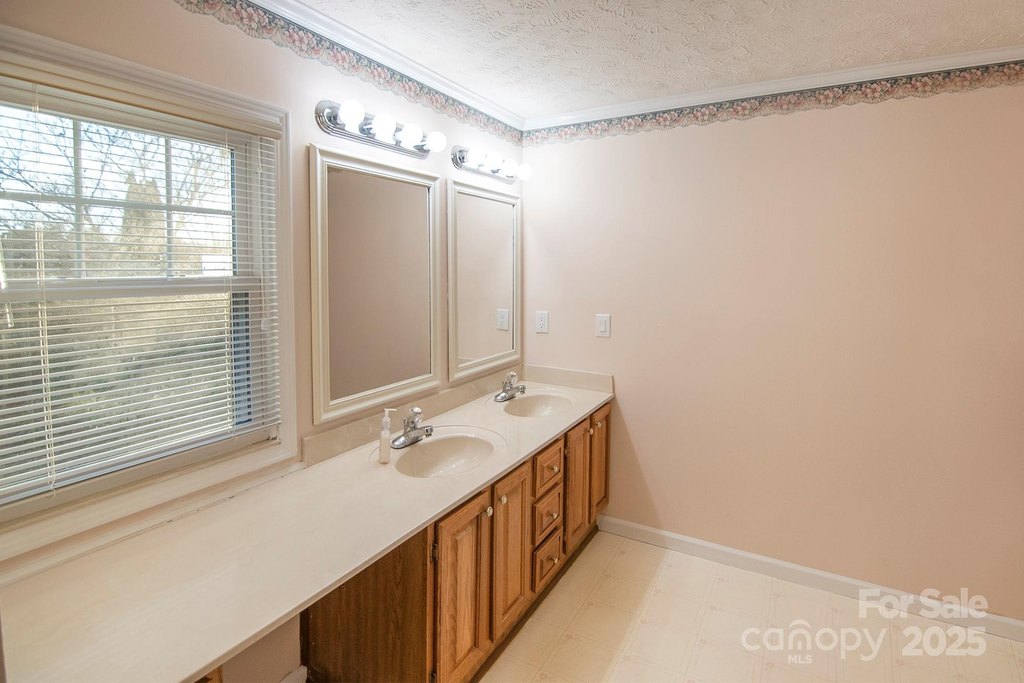 Hendersonville, North Carolina, 28792, United States, 3 Bedrooms Bedrooms, ,3 BathroomsBathrooms,Residential,Forsale,1960261