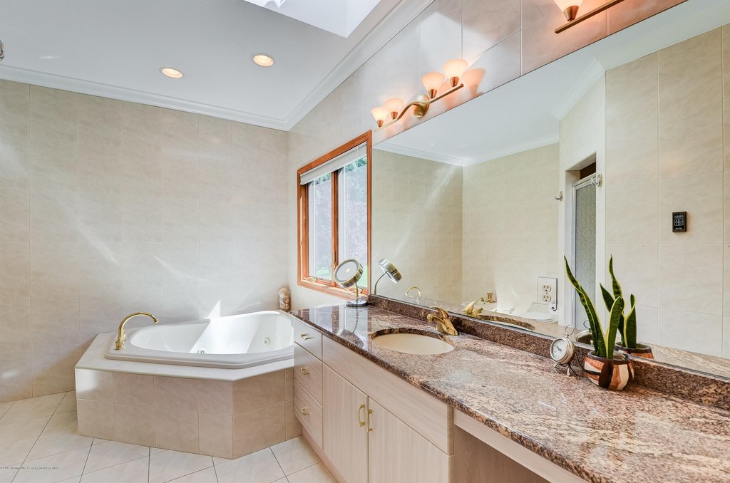 Holmdel, New Jersey, 07733, United States, 5 Bedrooms Bedrooms, ,6.5 BathroomsBathrooms,Residential,Forsale,2012947