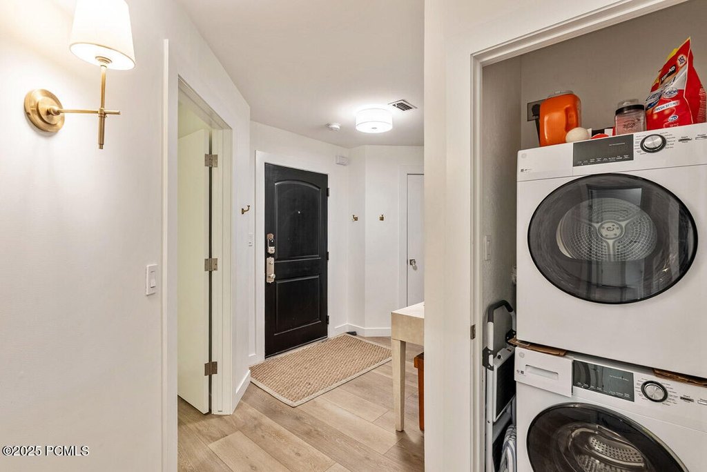 Park City, Utah, 84060, United States, 2 Bedrooms Bedrooms, ,2.5 BathroomsBathrooms,Residential,Forsale,2004734