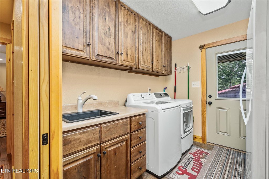 Jamestown, Tennessee, 38556, United States, 2 Bedrooms Bedrooms, ,2.5 BathroomsBathrooms,Residential,Forsale,1929822