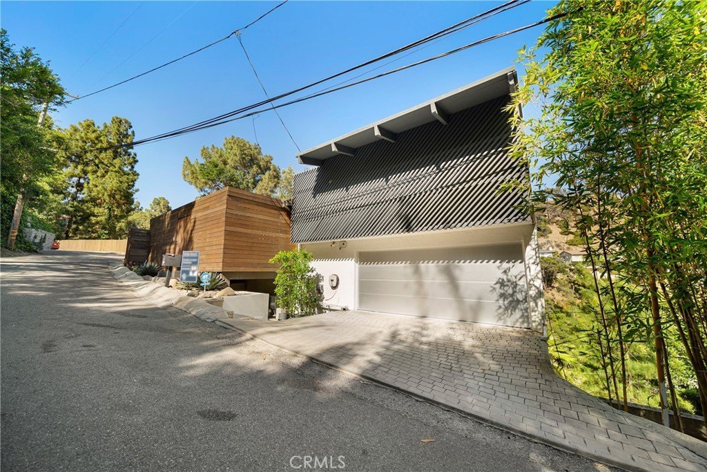 Los Angeles, California, 90046, United States, 3 Bedrooms Bedrooms, ,2 BathroomsBathrooms,Residential,Forsale,1985943