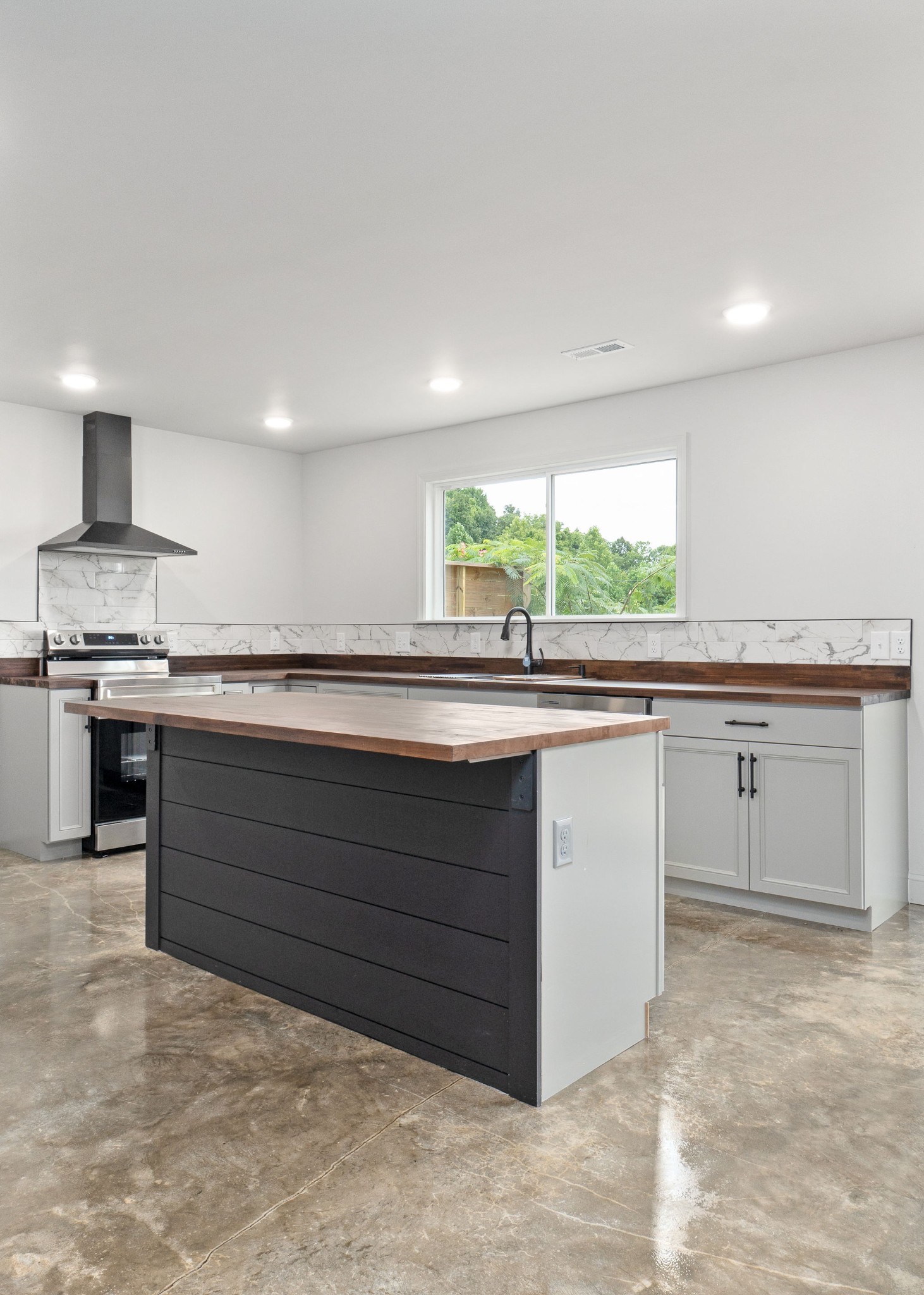 Dowelltown, Tennessee, 37059, United States, 4 Bedrooms Bedrooms, ,3 BathroomsBathrooms,Residential,Forsale,1999477