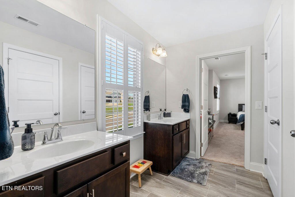 Lenoir City, Tennessee, 37771, United States, 4 Bedrooms Bedrooms, ,3.5 BathroomsBathrooms,Residential,Forsale,1973586