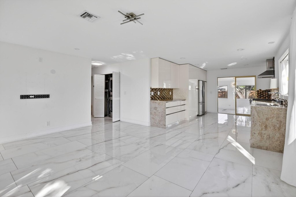 Hollywood, Florida, 33019, United States, 3 Bedrooms Bedrooms, ,2 BathroomsBathrooms,Residential,Forsale,2009886