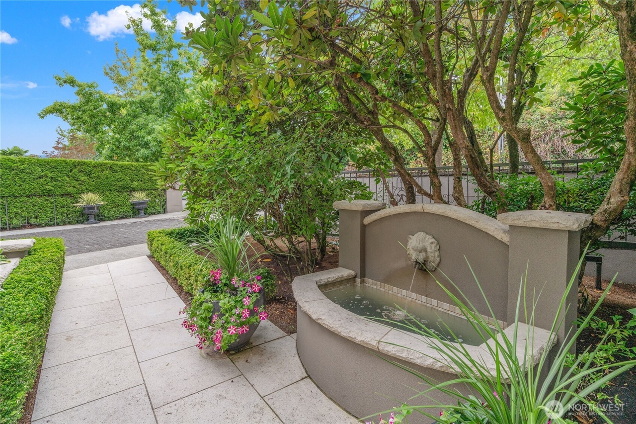 Kirkland, Washington, 98033, United States, 3 Bedrooms Bedrooms, ,3 BathroomsBathrooms,Residential,Forsale,1965877