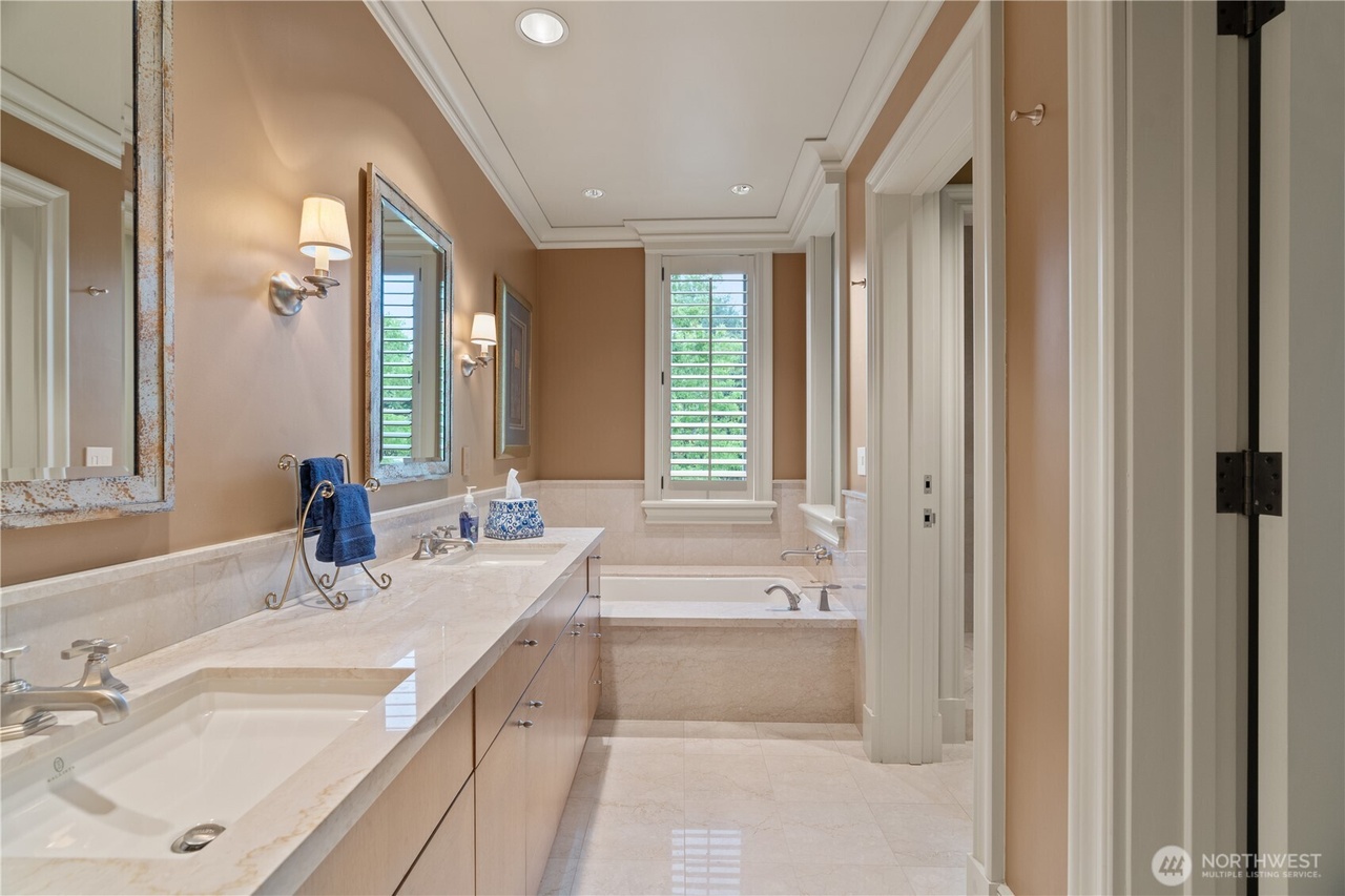 Kirkland, Washington, 98033, United States, 3 Bedrooms Bedrooms, ,3 BathroomsBathrooms,Residential,Forsale,1965877