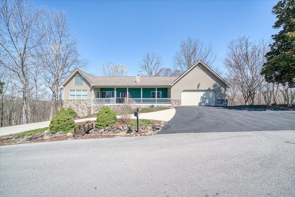 Byrdstown, Tennessee, 38549, United States, 3 Bedrooms Bedrooms, ,3 BathroomsBathrooms,Residential,Forsale,1967348