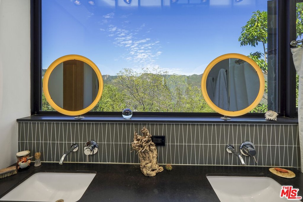 Malibu, California, 90265, United States, 3 Bedrooms Bedrooms, ,2.5 BathroomsBathrooms,Residential,Forsale,2009617