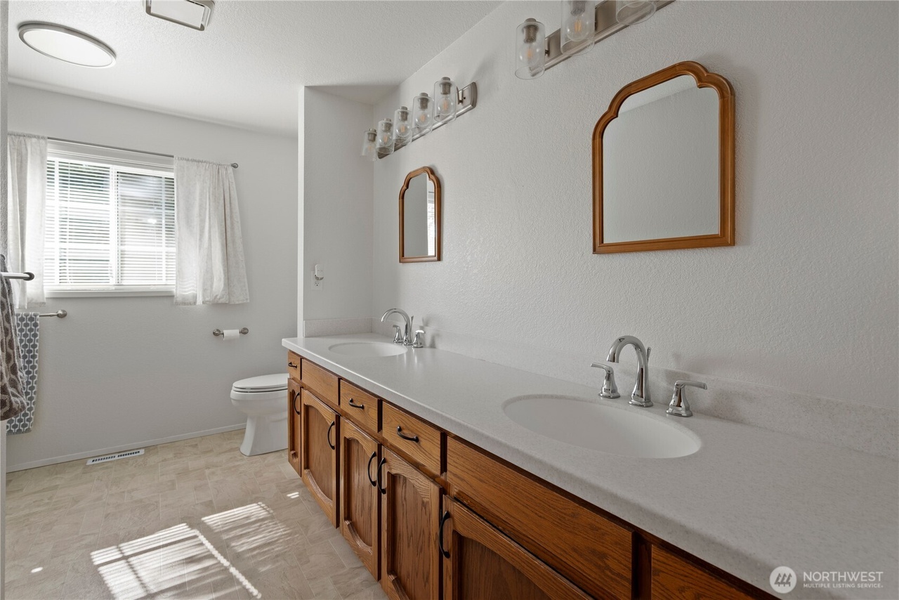 Oak Harbor, Washington, 98277, United States, 4 Bedrooms Bedrooms, ,2 BathroomsBathrooms,Residential,Forsale,1965888