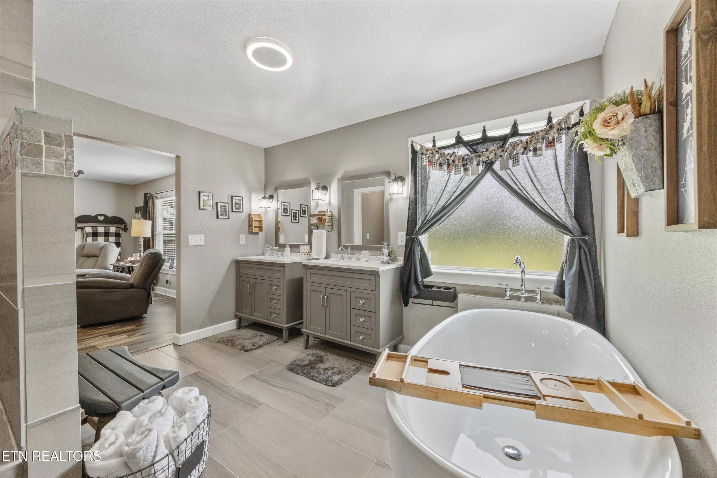 Sevierville, Tennessee, 37876, United States, 3 Bedrooms Bedrooms, ,4 BathroomsBathrooms,Residential,Forsale,1973590