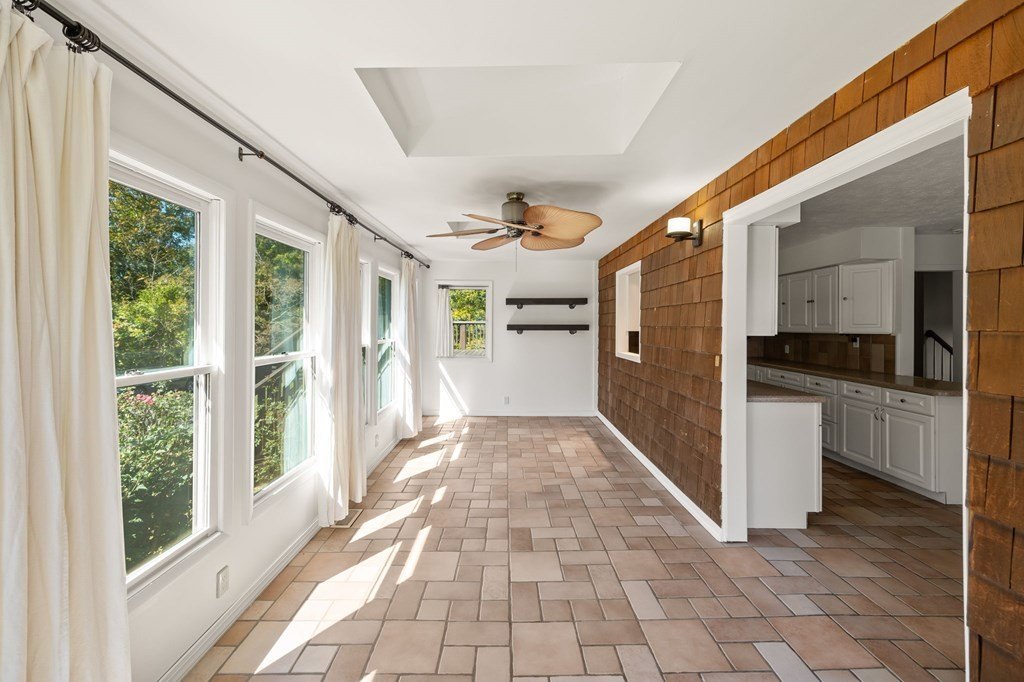 Byrdstown, Tennessee, 38549, United States, 2 Bedrooms Bedrooms, ,3 BathroomsBathrooms,Residential,Forsale,1996611