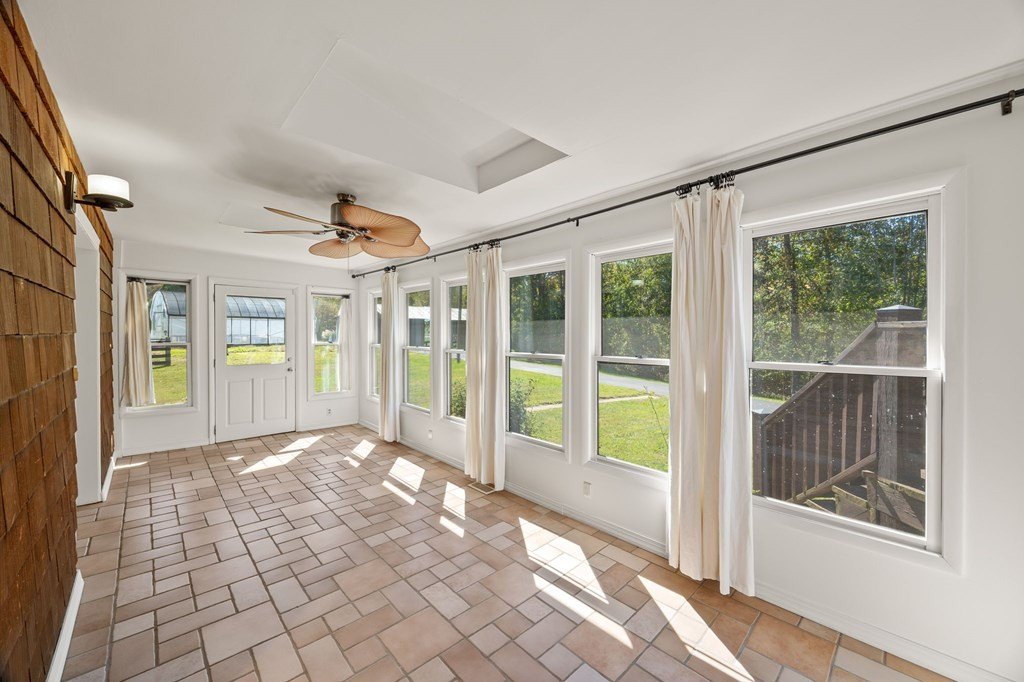 Byrdstown, Tennessee, 38549, United States, 2 Bedrooms Bedrooms, ,3 BathroomsBathrooms,Residential,Forsale,1996611