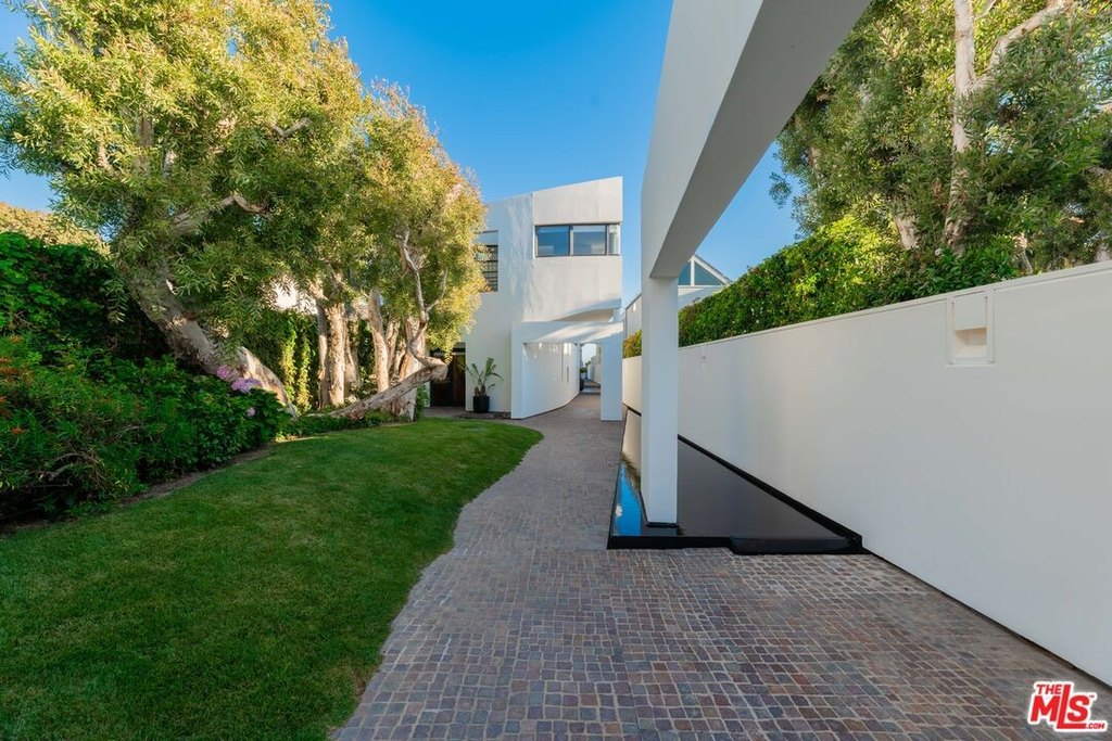 MALIBU, California, 90265, United States, 4 Bedrooms Bedrooms, ,5.5 BathroomsBathrooms,Residential,Forsale,2001427