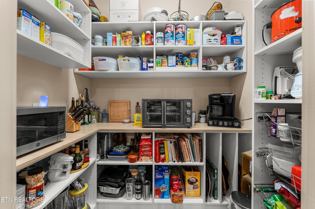 Crossville, Tennessee, 38558, United States, 4 Bedrooms Bedrooms, ,3 BathroomsBathrooms,Residential,Forsale,1952849