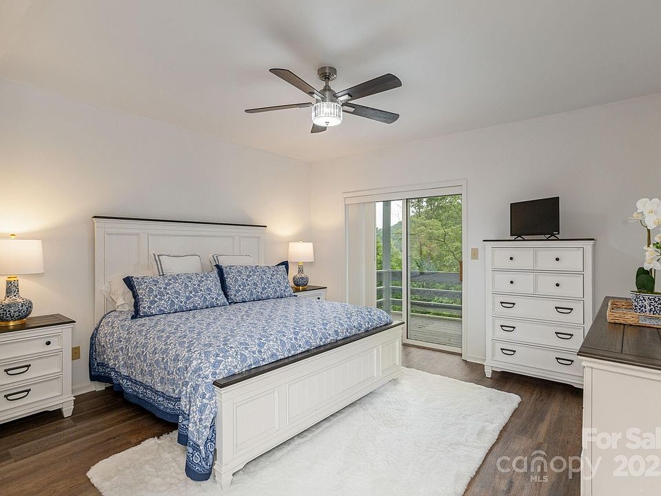 Flat Rock, North Carolina, 28731, United States, 3 Bedrooms Bedrooms, ,3 BathroomsBathrooms,Residential,Forsale,1985999