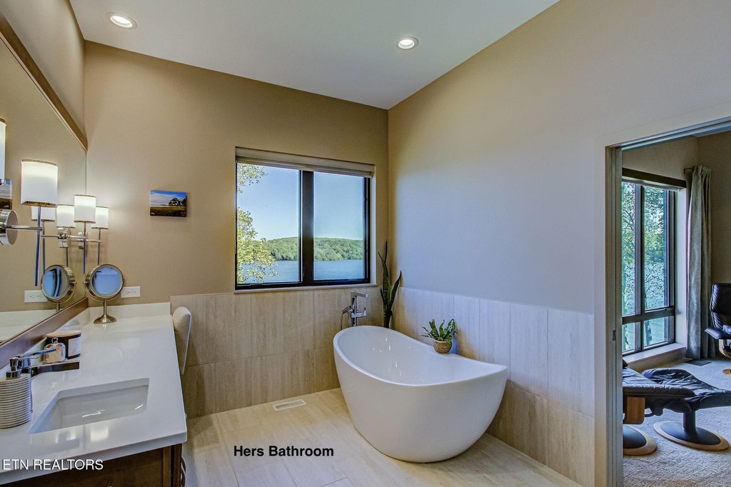 Loudon, Tennessee, 37774, United States, 5 Bedrooms Bedrooms, ,4.5 BathroomsBathrooms,Residential,Forsale,1999436