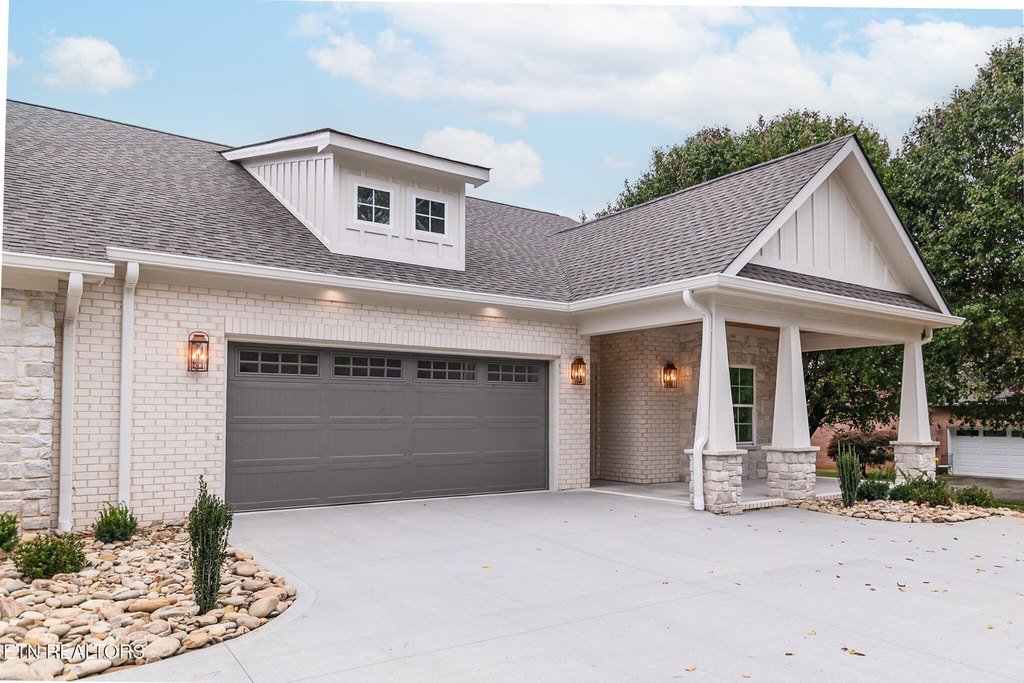 Clinton, Tennessee, 37716, United States, 3 Bedrooms Bedrooms, ,2 BathroomsBathrooms,Residential,Forsale,1999453