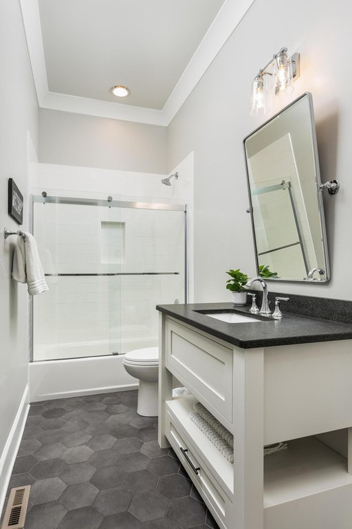 Chattanooga, Tennessee, 37405, United States, 5 Bedrooms Bedrooms, ,5 BathroomsBathrooms,Residential,Forsale,2009546