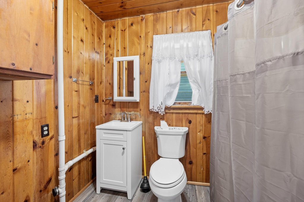 Custer, South Dakota, 57730, United States, 4 Bedrooms Bedrooms, ,2 BathroomsBathrooms,Residential,Forsale,1990710