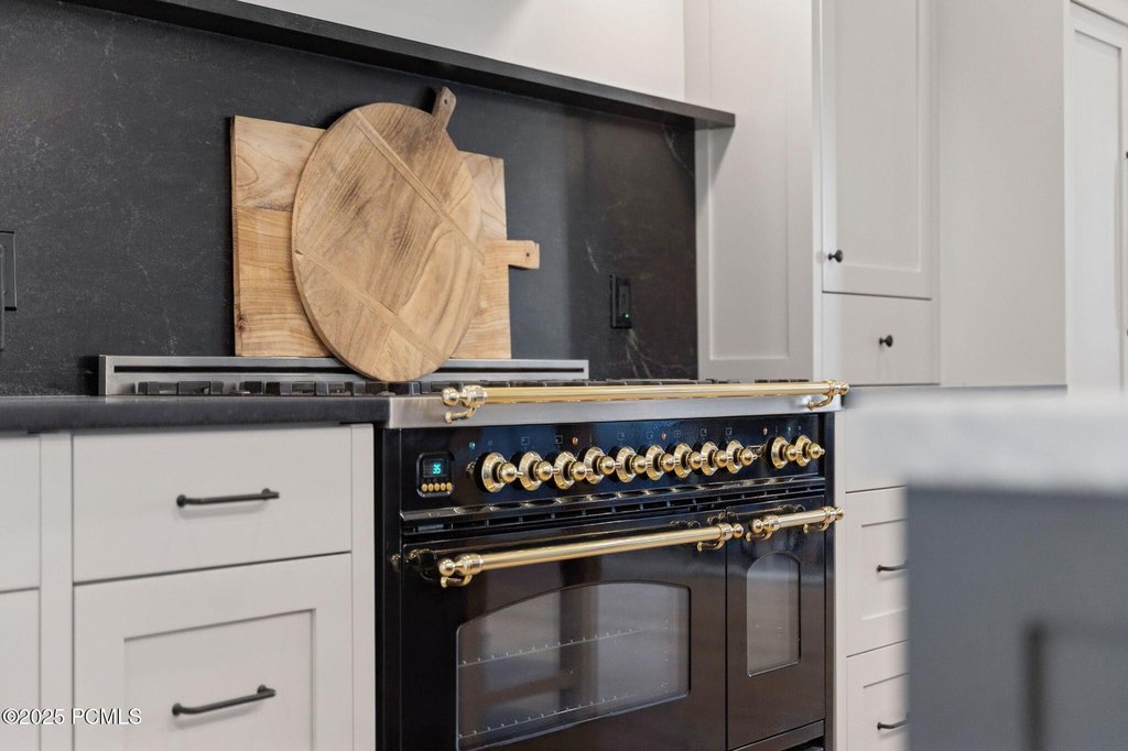 Midway, Utah, 84049, United States, 5 Bedrooms Bedrooms, ,4.5 BathroomsBathrooms,Residential,Forsale,2000237