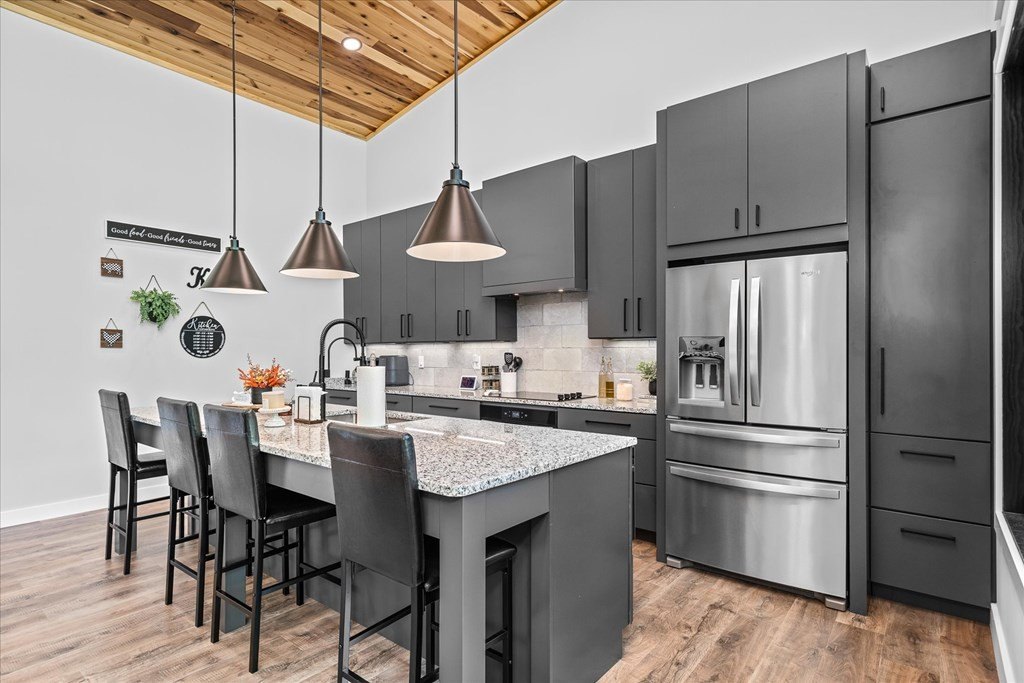 Byrdstown, Tennessee, 38549, United States, 3 Bedrooms Bedrooms, ,4 BathroomsBathrooms,Residential,Forsale,1929851