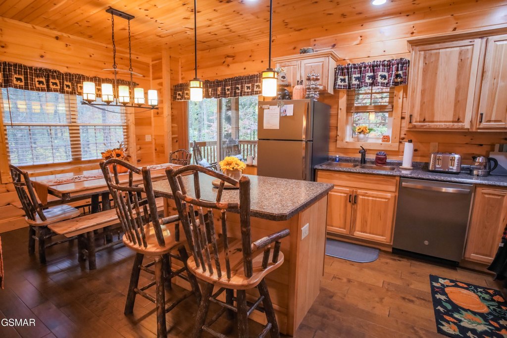 Sevierville, Tennessee, 37862, United States, 2 Bedrooms Bedrooms, ,2.5 BathroomsBathrooms,Residential,Forsale,1999461