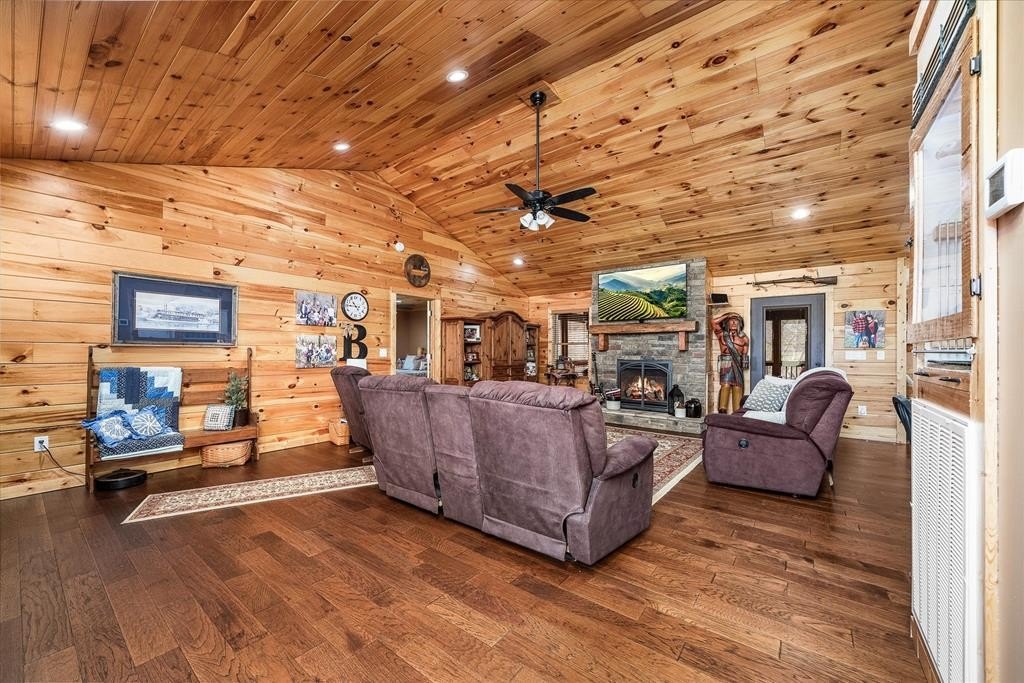 Celina, Tennessee, 38551, United States, 4 Bedrooms Bedrooms, ,2.5 BathroomsBathrooms,Residential,Forsale,1886012