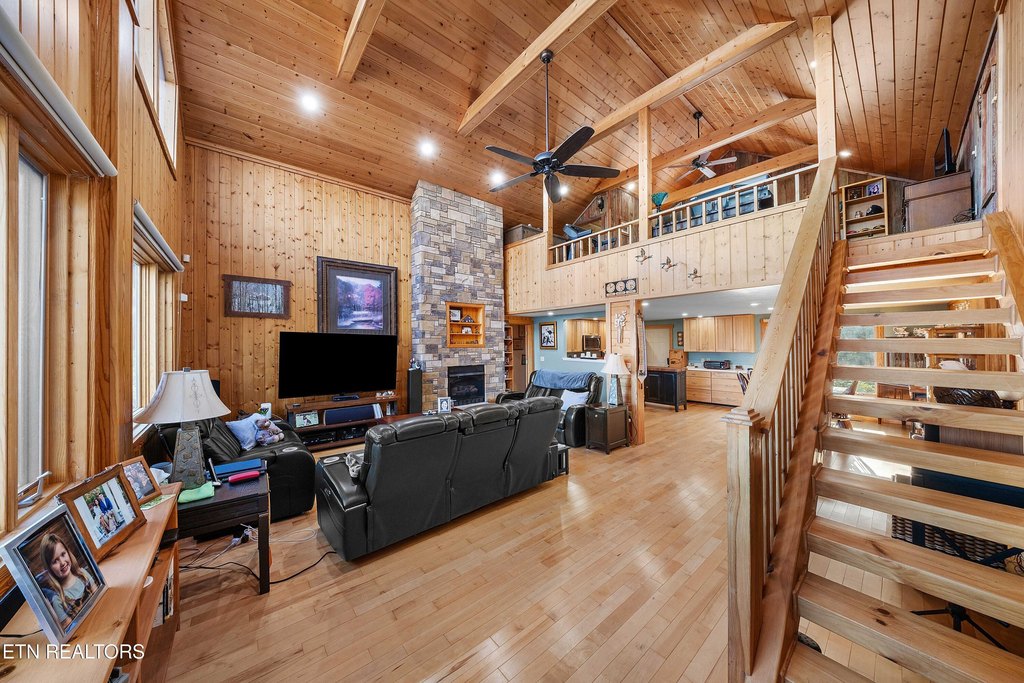 Cosby, Tennessee, 37722, United States, 2 Bedrooms Bedrooms, ,3 BathroomsBathrooms,Residential,Forsale,1999440