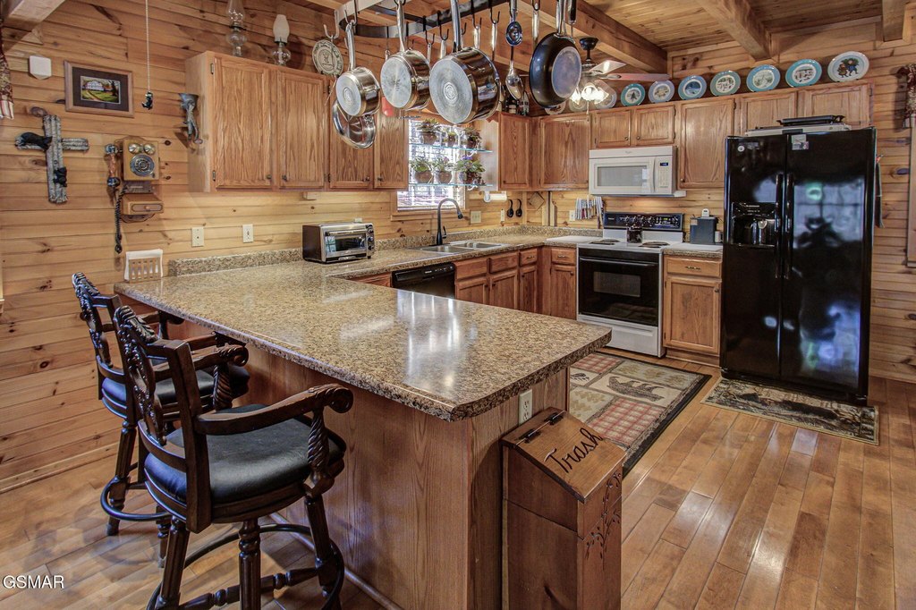 Gatlinburg, Tennessee, 37738, United States, 2 Bedrooms Bedrooms, ,2 BathroomsBathrooms,Residential,Forsale,1999455