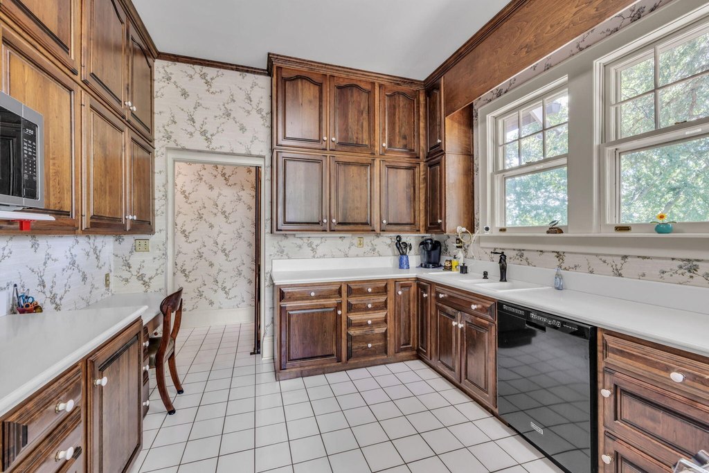 Chattanooga, Tennessee, 37404, United States, 5 Bedrooms Bedrooms, ,4 BathroomsBathrooms,Residential,Forsale,1963589