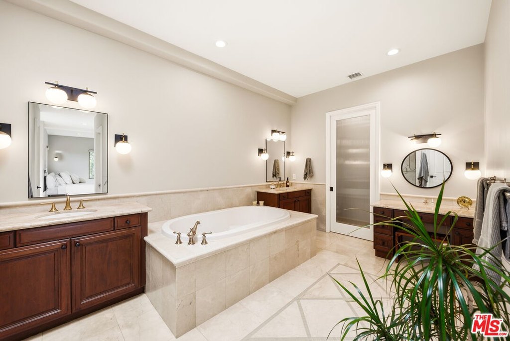 Malibu, California, 90265, United States, 4 Bedrooms Bedrooms, ,3.5 BathroomsBathrooms,Residential,Forsale,2009613