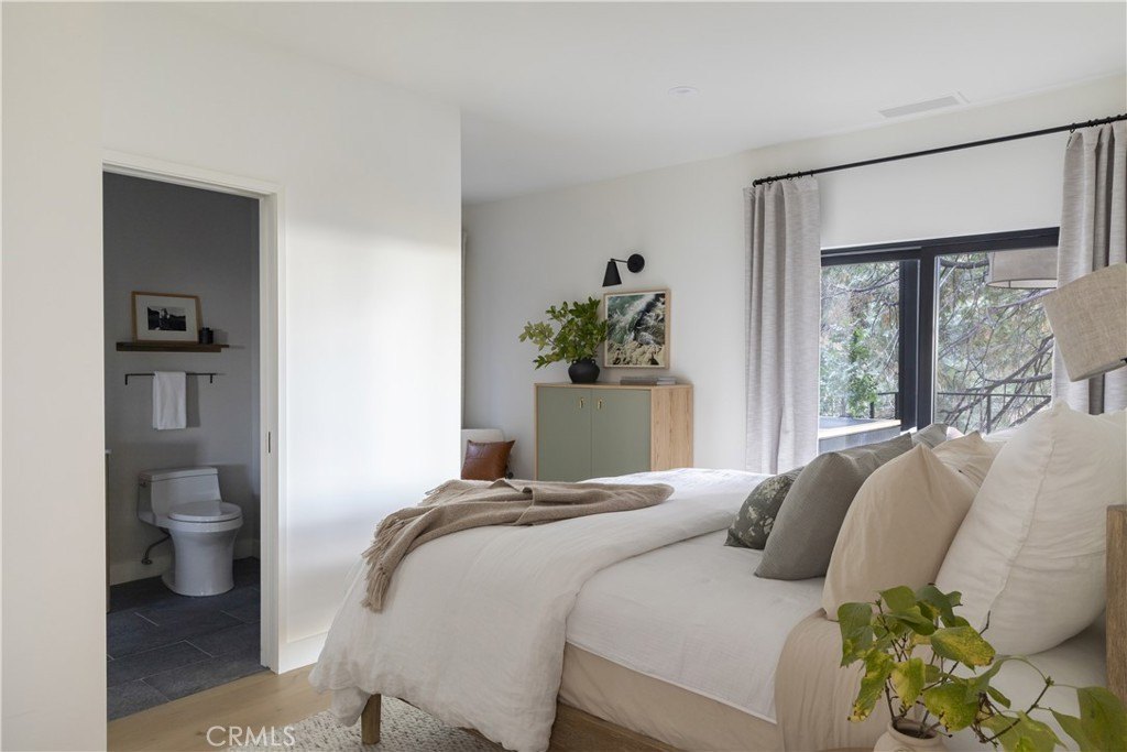 Lake Arrowhead, California, 92352, United States, 5 Bedrooms Bedrooms, ,5 BathroomsBathrooms,Residential,Forsale,2004865