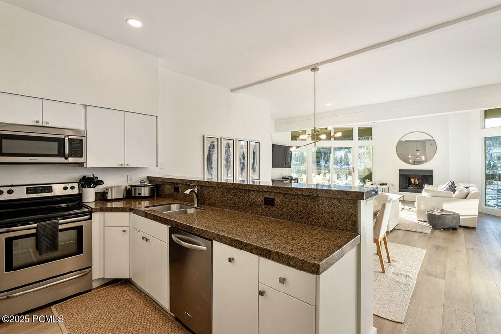 Park City, Utah, 84060, United States, 2 Bedrooms Bedrooms, ,2.5 BathroomsBathrooms,Residential,Forsale,2004734