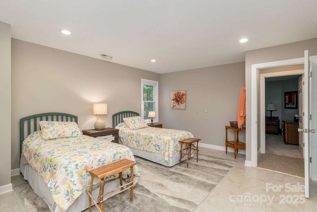 Flat Rock, North Carolina, 28731, United States, 3 Bedrooms Bedrooms, ,3 BathroomsBathrooms,Residential,Forsale,1985995