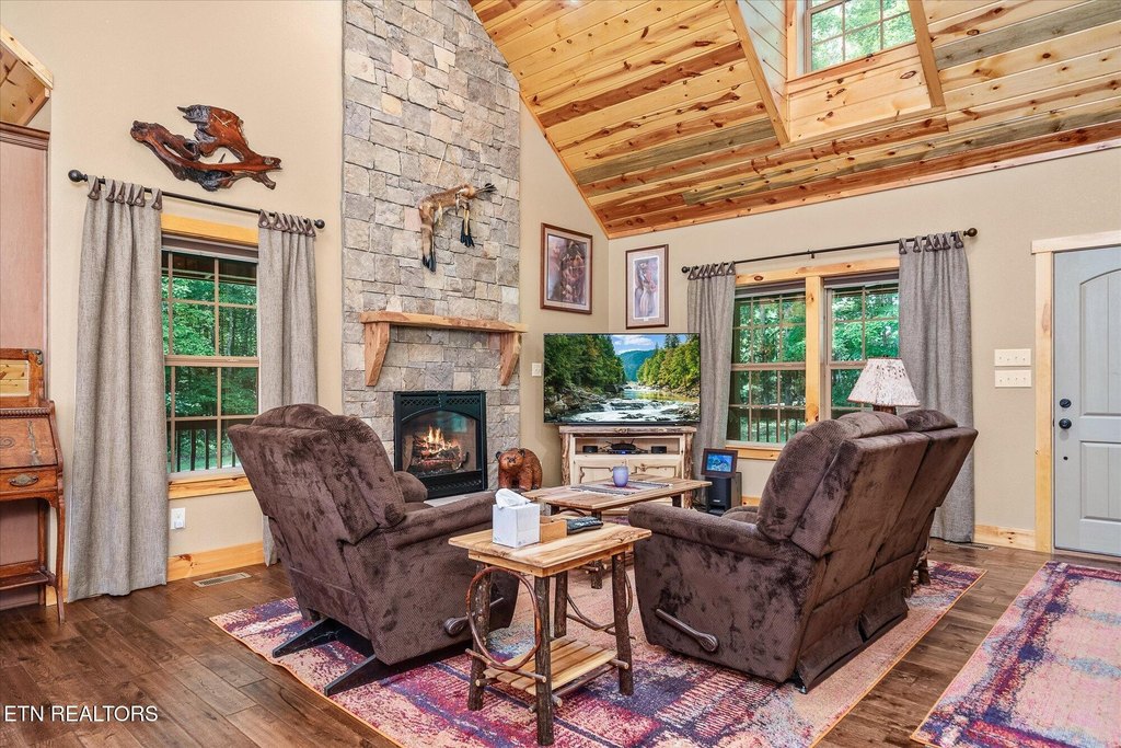 Jamestown, Tennessee, 38556, United States, 2 Bedrooms Bedrooms, ,2.5 BathroomsBathrooms,Residential,Forsale,1929822