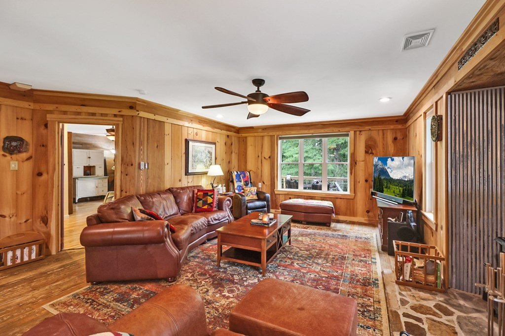 Allardt, Tennessee, 38504, United States, 2 Bedrooms Bedrooms, ,2 BathroomsBathrooms,Residential,Forsale,1953791